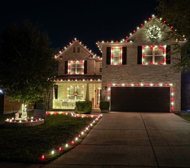 Red and white two story with wreath